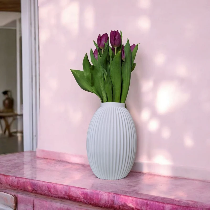 Vase blanche moderne avec détails côtelés