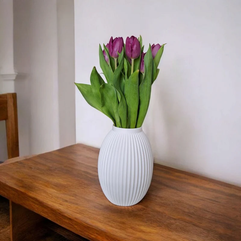 Vase blanche moderne avec détails côtelés