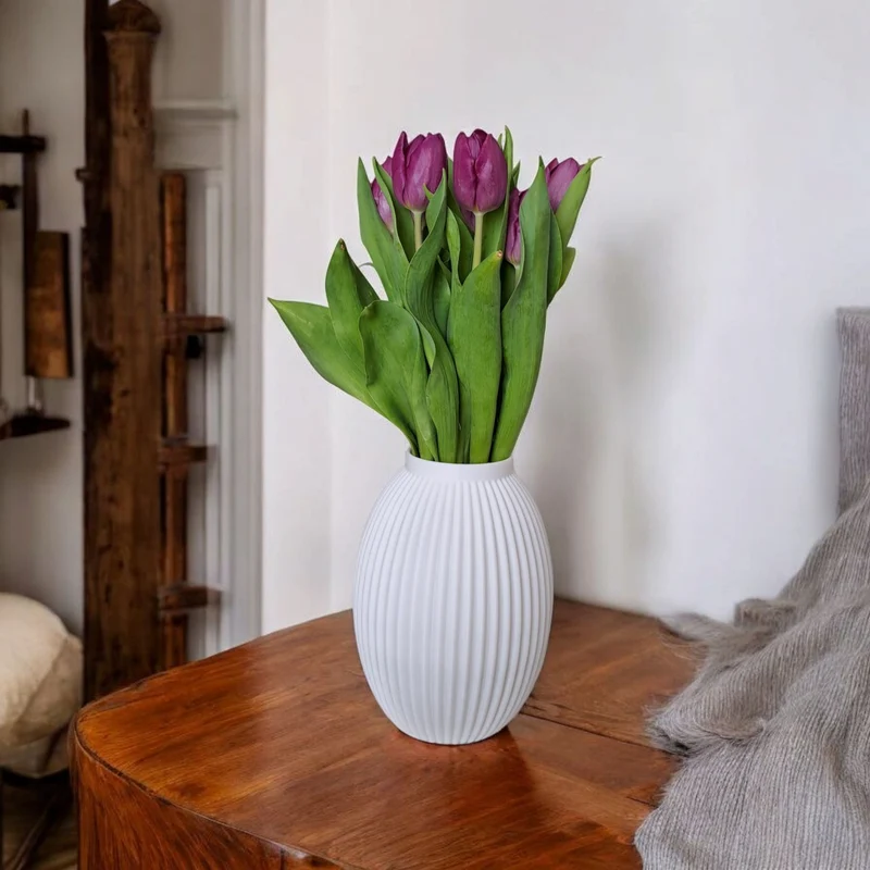 Vase blanche moderne avec détails côtelés