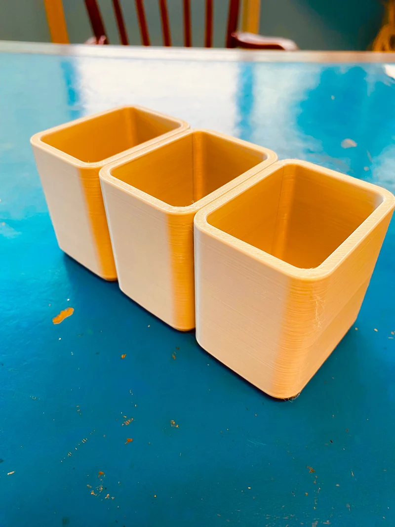 Porte-couverts moderne et pratique avec trois compartiments