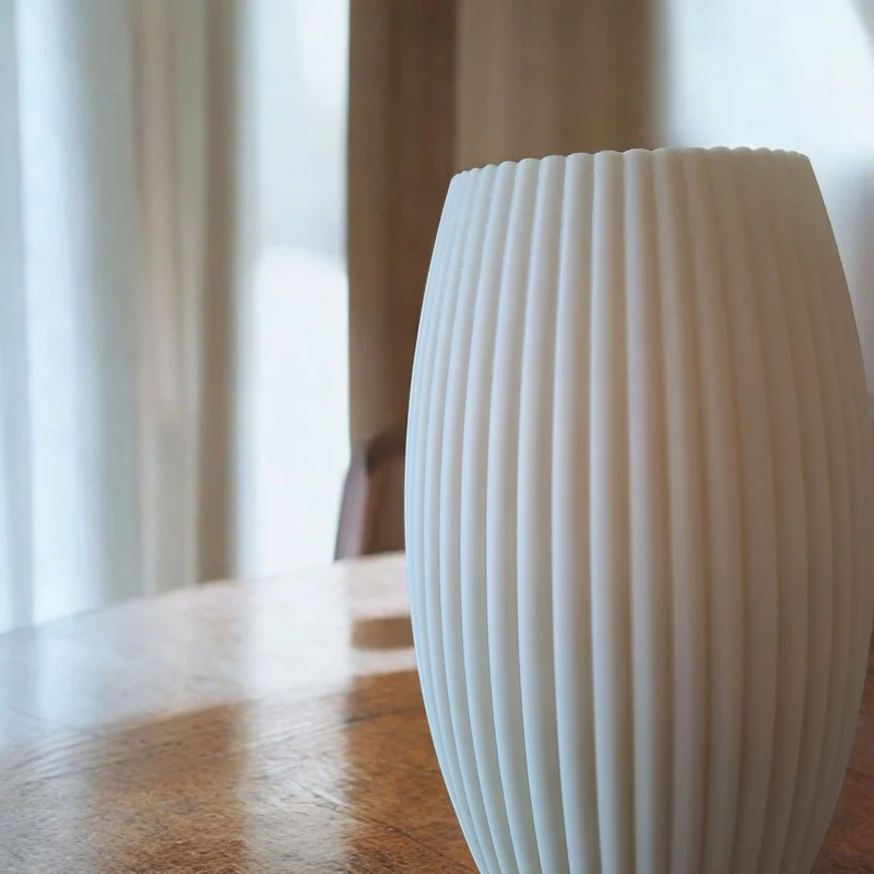 Vase cannelée au design arrondi moderne