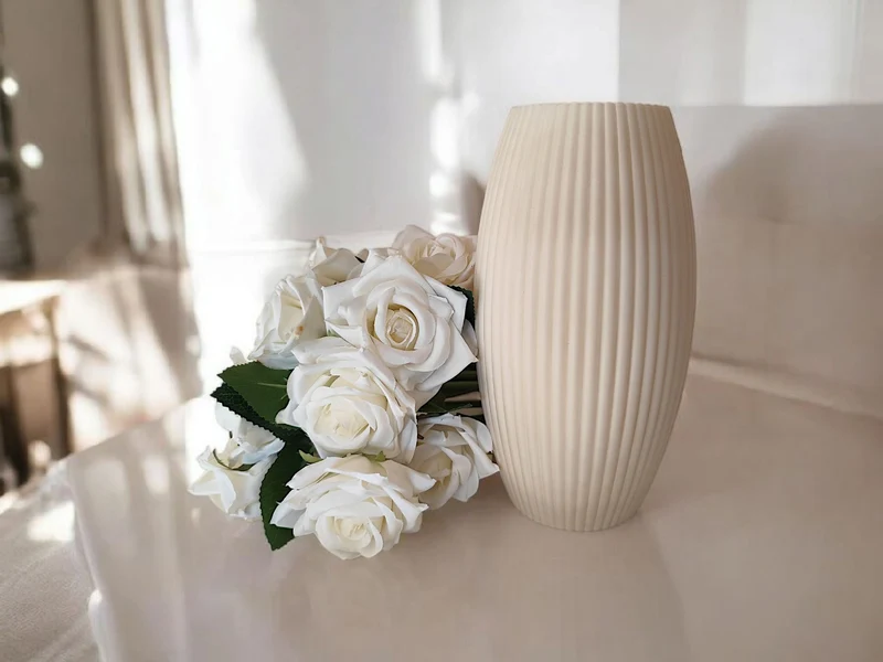 Vase cannelée au design arrondi moderne