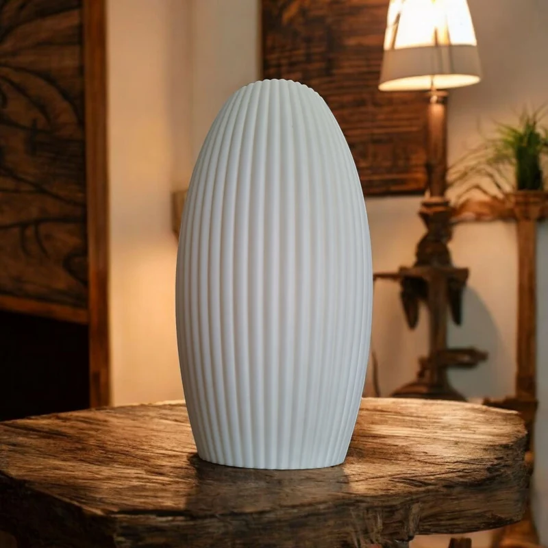 Vase cannelée au design arrondi moderne