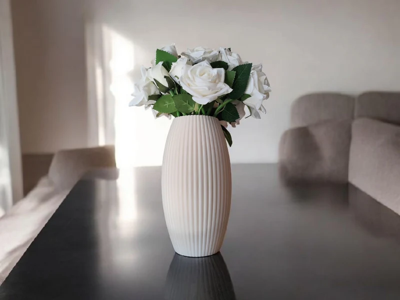 Vase cannelée au design arrondi moderne