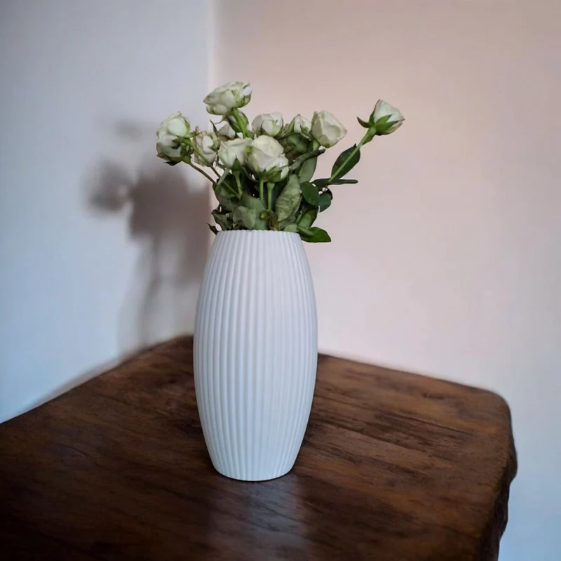 Vase cannelée au design arrondi moderne