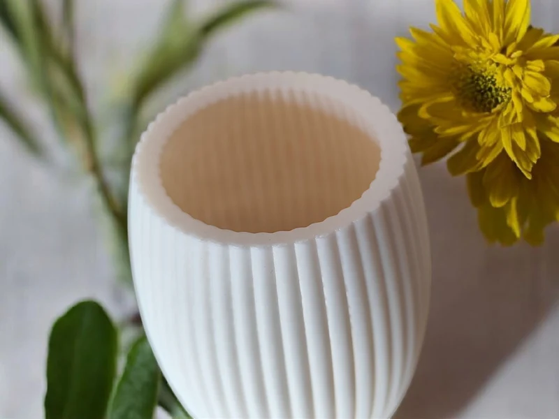 Vase cannelée au design arrondi moderne