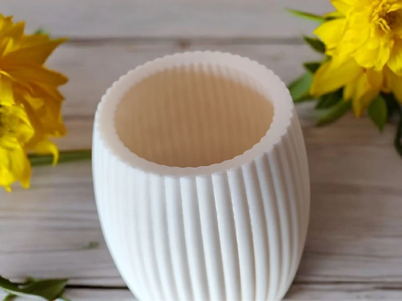 Vase cannelée au design arrondi moderne