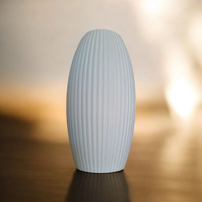 Vase cannelée au design arrondi moderne
