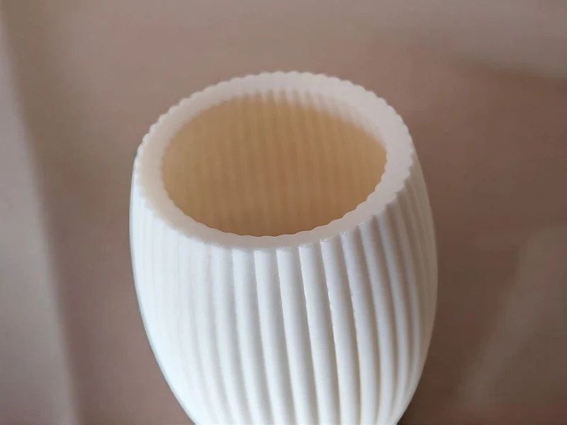 Vase cannelée au design arrondi moderne