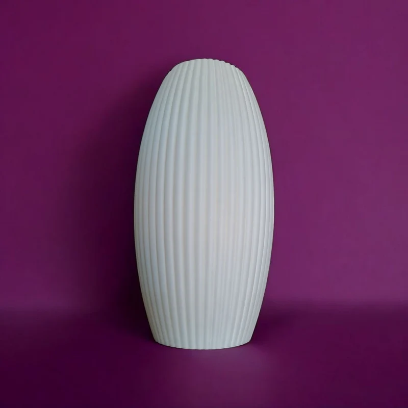 Vase cannelée au design arrondi moderne