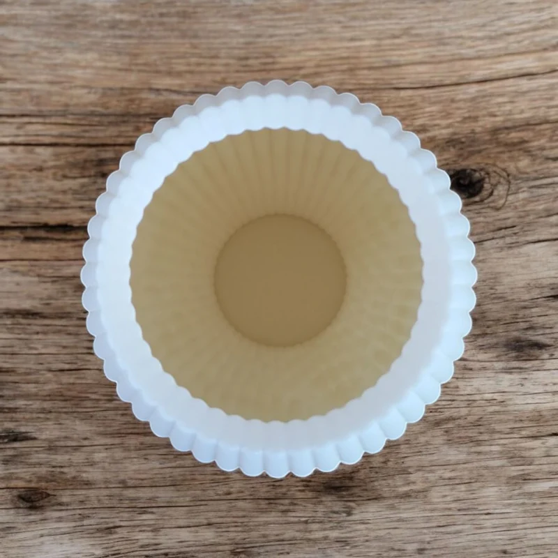 Vase cannelée au design arrondi moderne