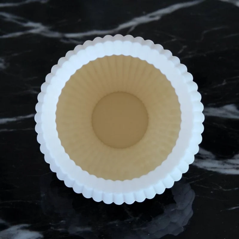 Vase cannelée au design arrondi moderne