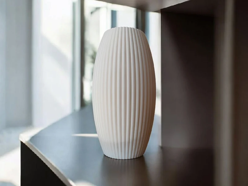 Vase cannelée au design arrondi moderne