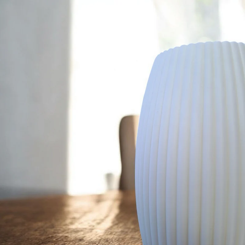 Vase cannelée au design arrondi moderne