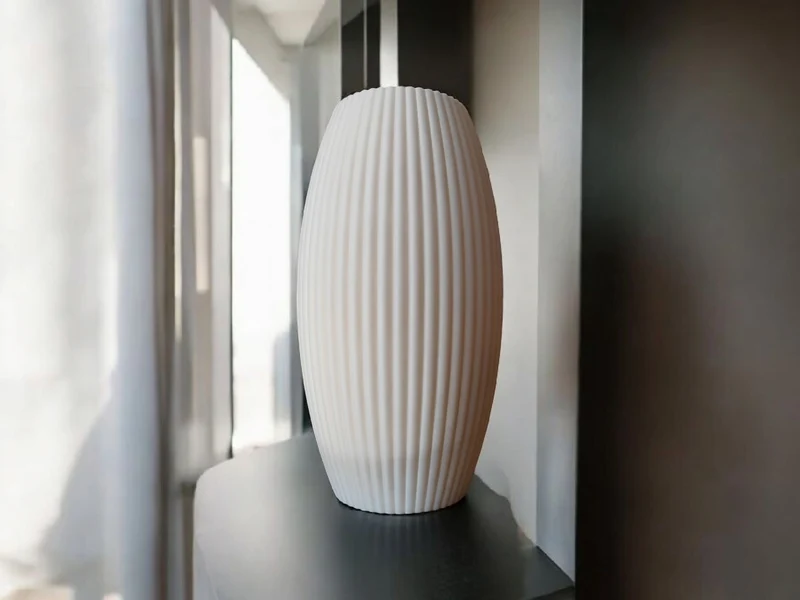 Vase cannelée au design arrondi moderne