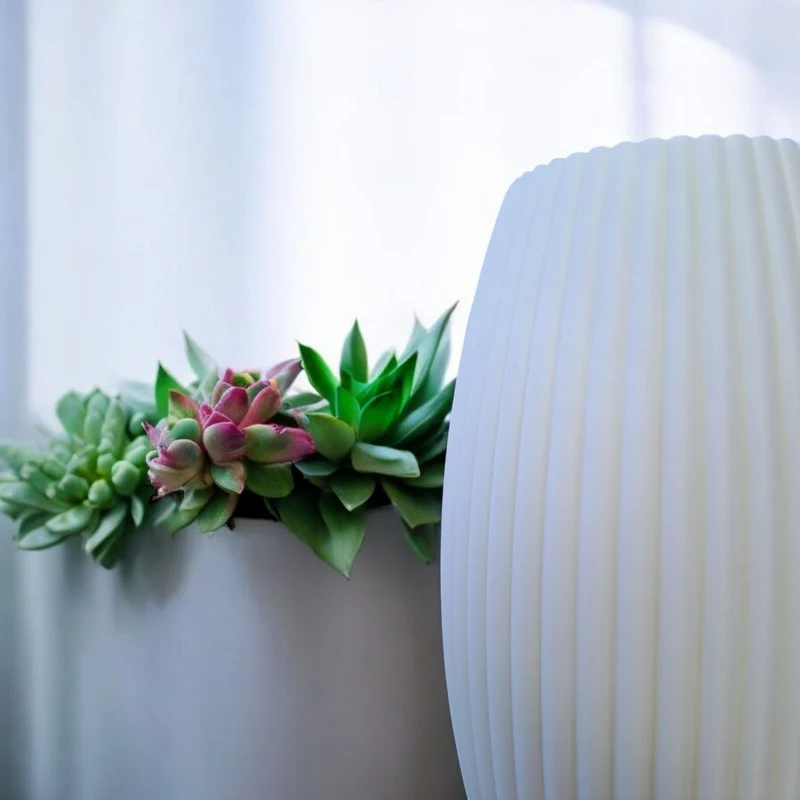 Vase cannelée au design arrondi moderne