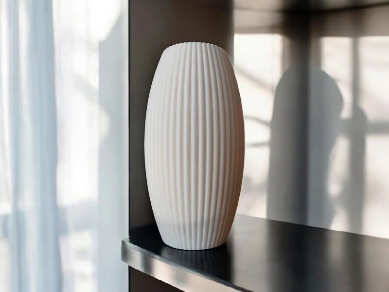 Vase cannelée au design arrondi moderne