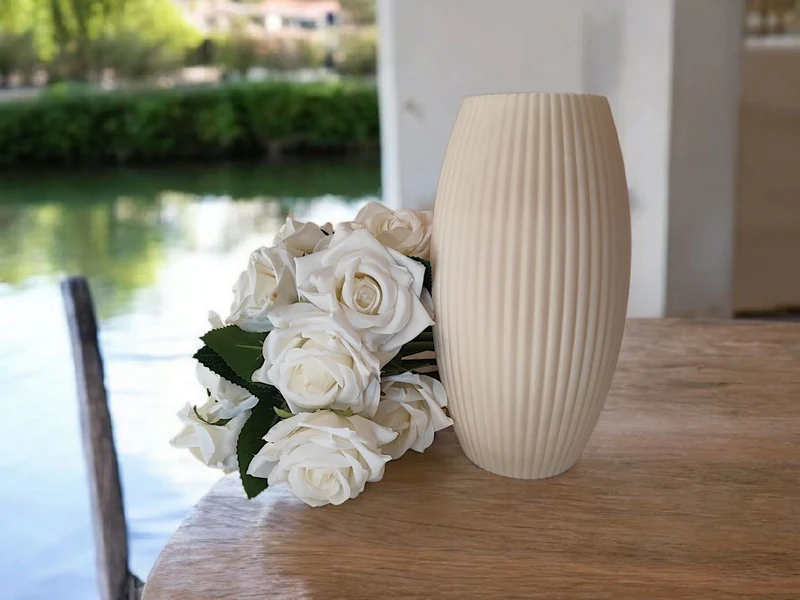 Vase cannelée au design arrondi moderne