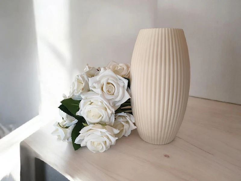 Vase cannelée au design arrondi moderne