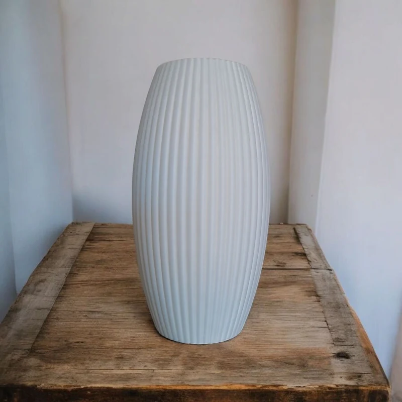 Vase cannelée au design arrondi moderne