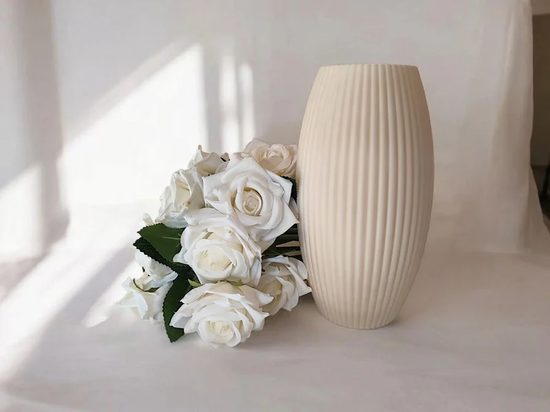 Vase cannelée au design arrondi moderne