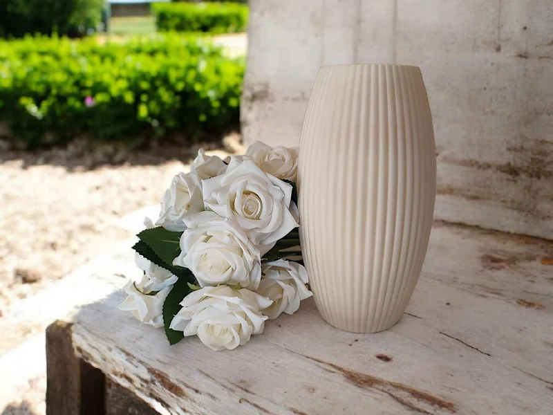 Vase cannelée au design arrondi moderne