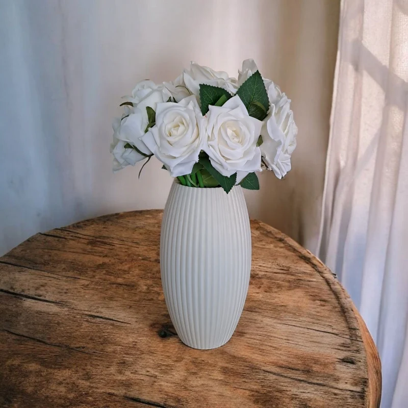 Vase cannelée au design arrondi moderne