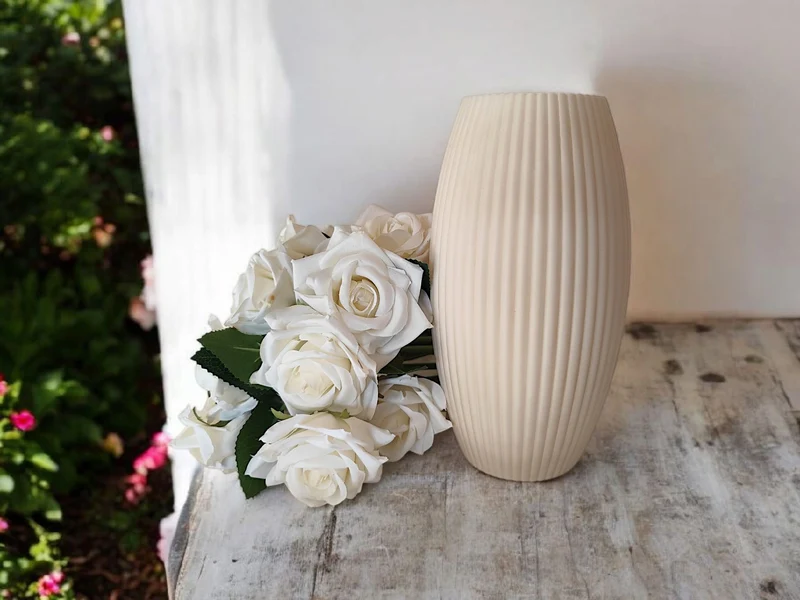 Vase cannelée au design arrondi moderne