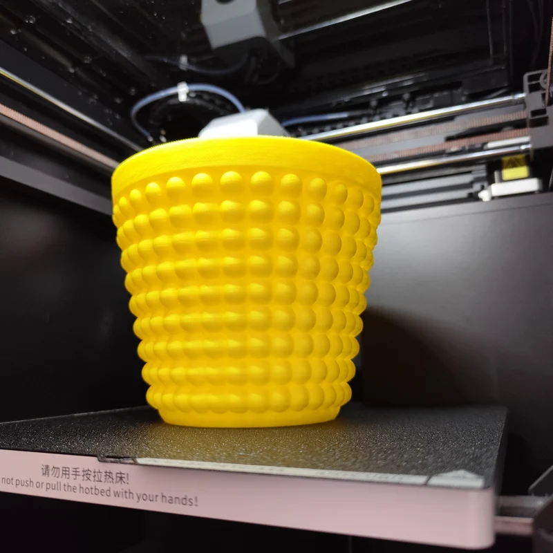 Pot de fleurs jaune moderne avec design à bulles unique