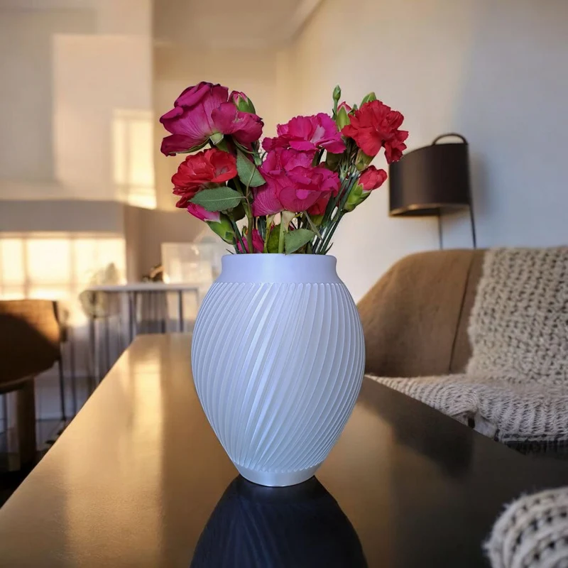 Vase blanche moderne au design cannelé