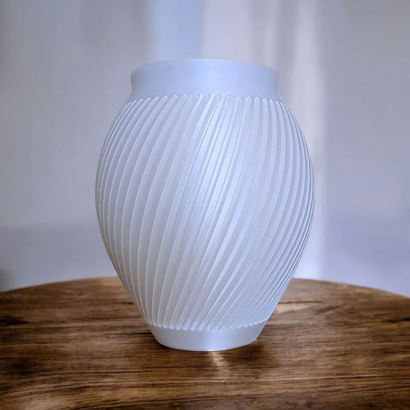Vase blanche moderne au design cannelé