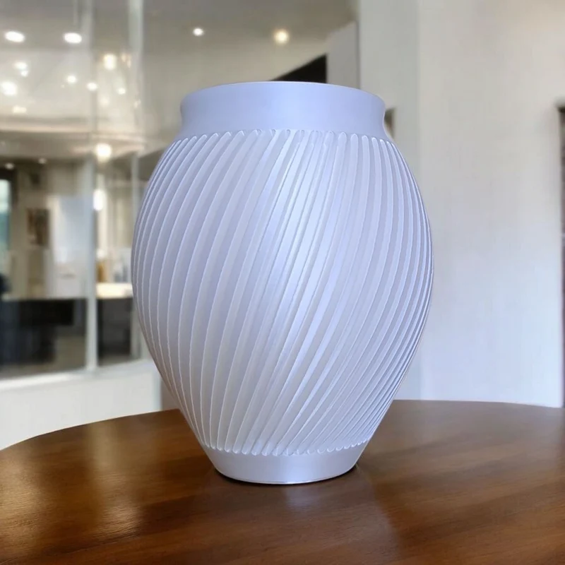 Vase blanche moderne au design cannelé