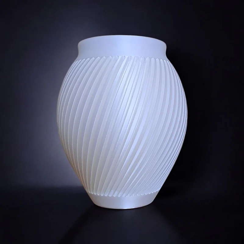 Vase blanche moderne au design cannelé