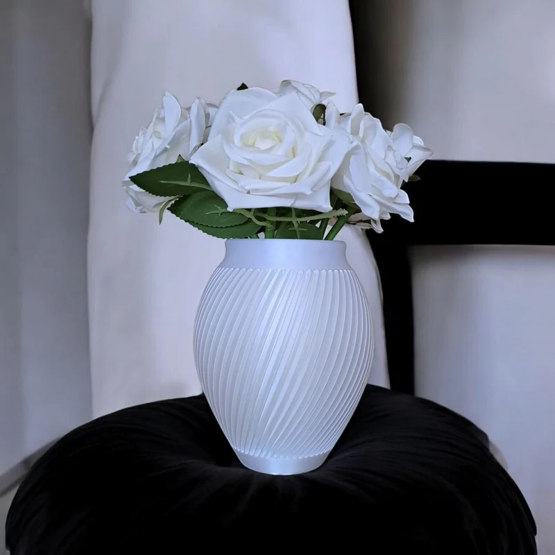 Vase blanche moderne au design cannelé