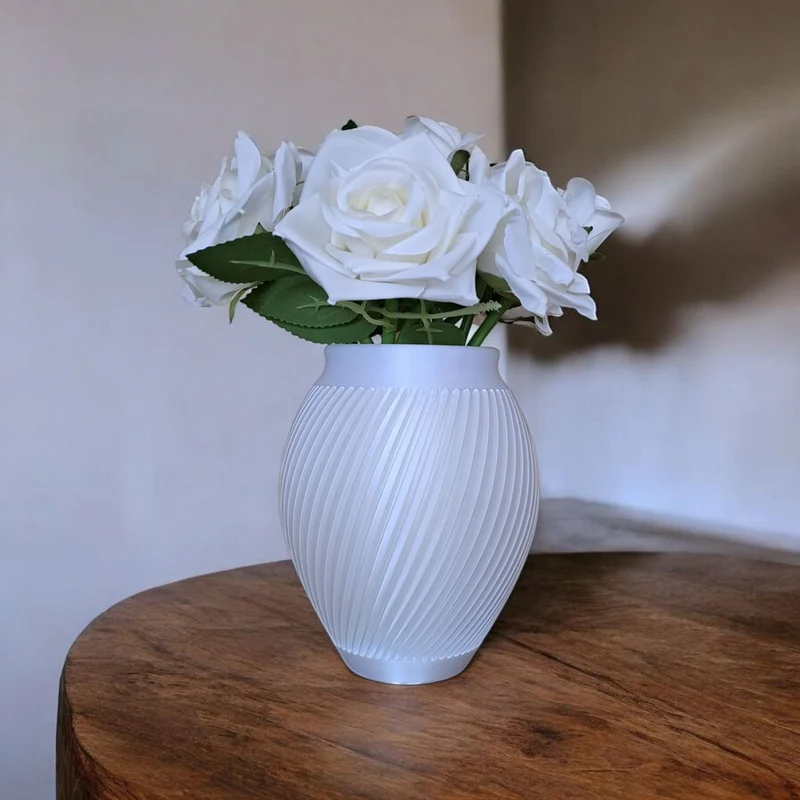 Vase blanche moderne au design cannelé