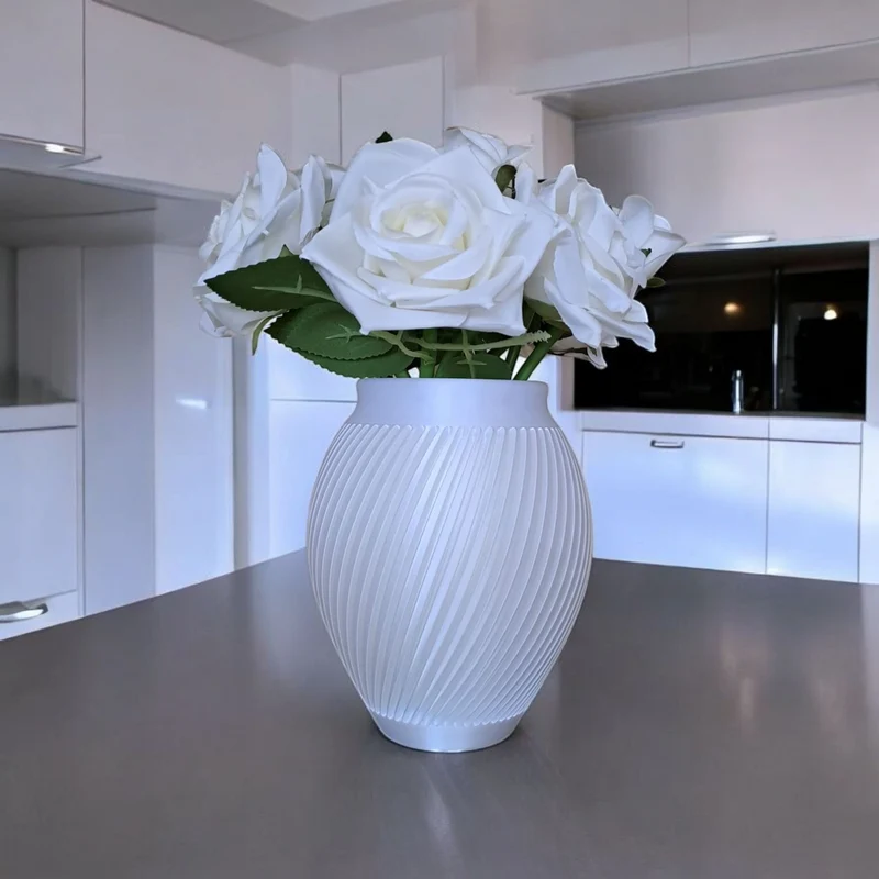 Vase blanche moderne au design cannelé