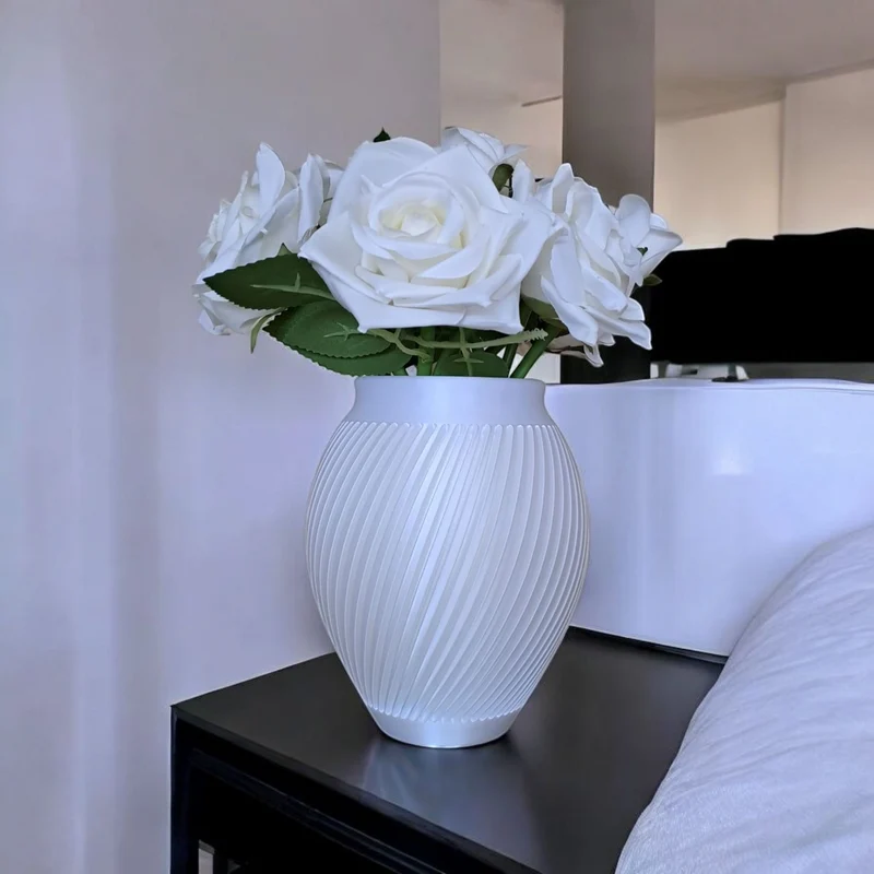 Vase blanche moderne au design cannelé