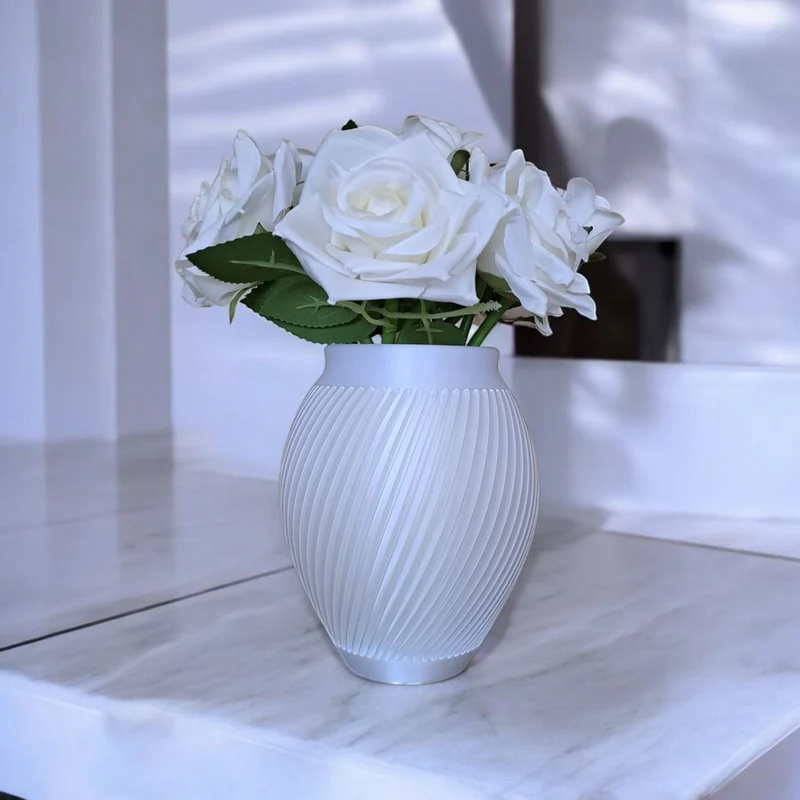 Vase blanche moderne au design cannelé
