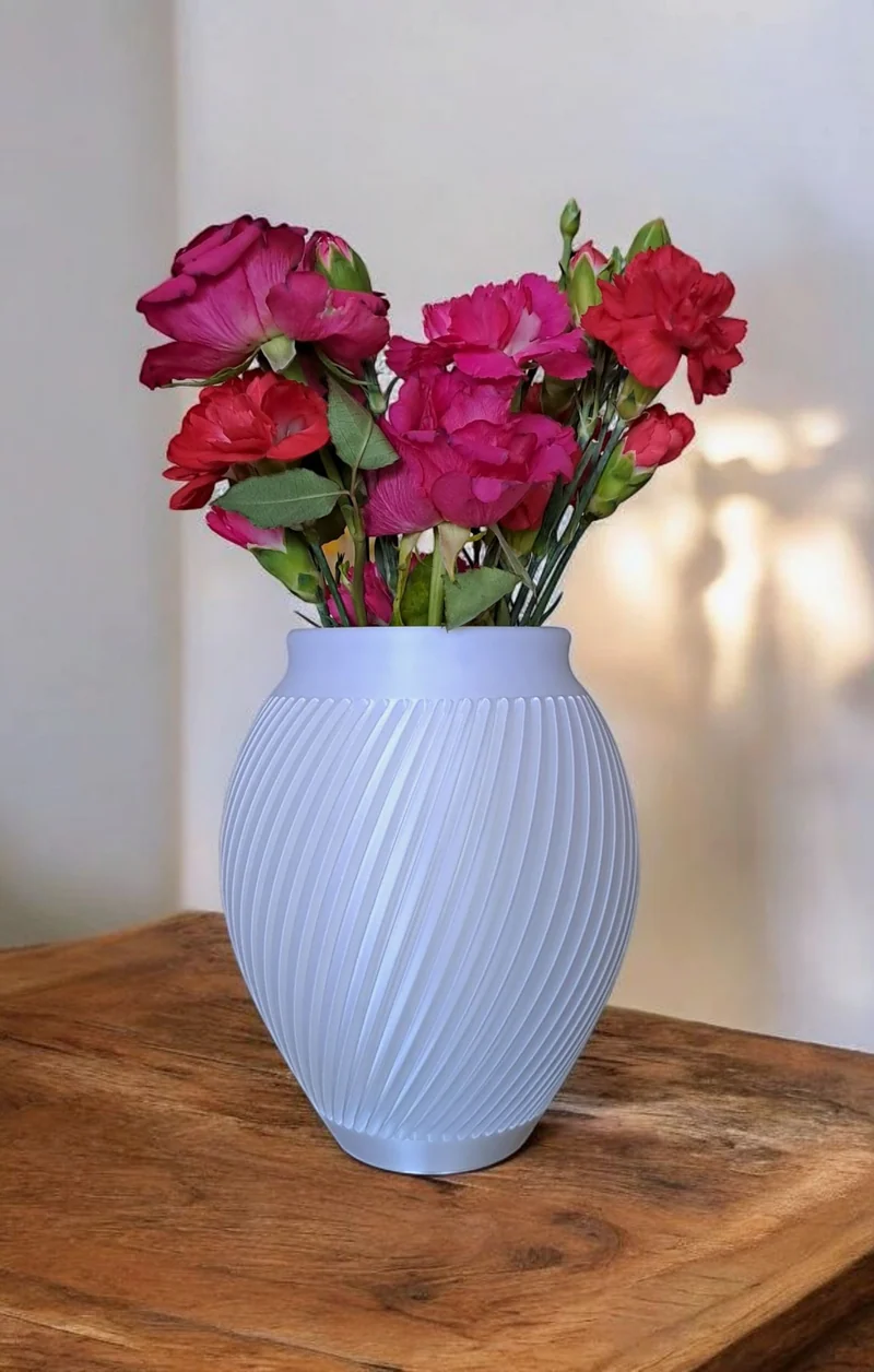 Vase blanche moderne au design cannelé