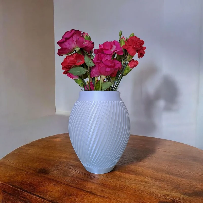Vase blanche moderne au design cannelé