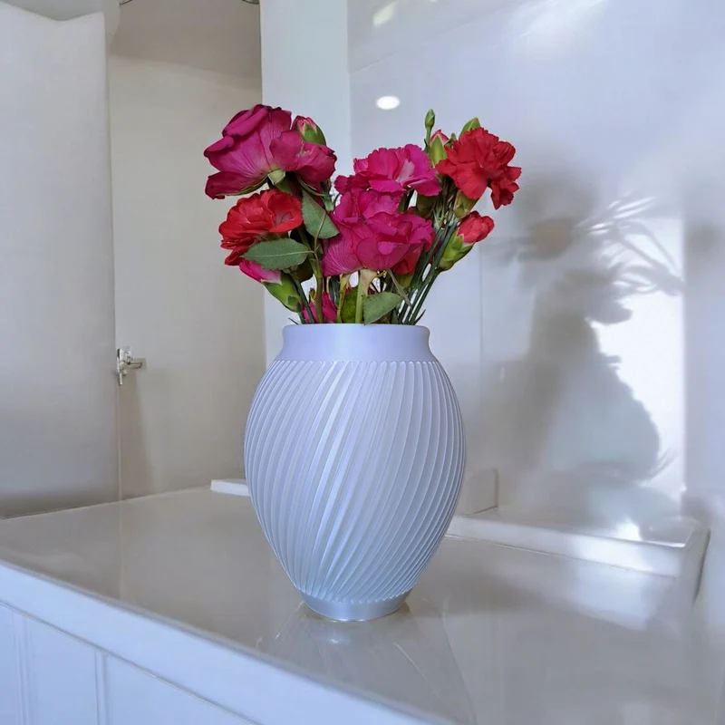 Vase blanche moderne au design cannelé