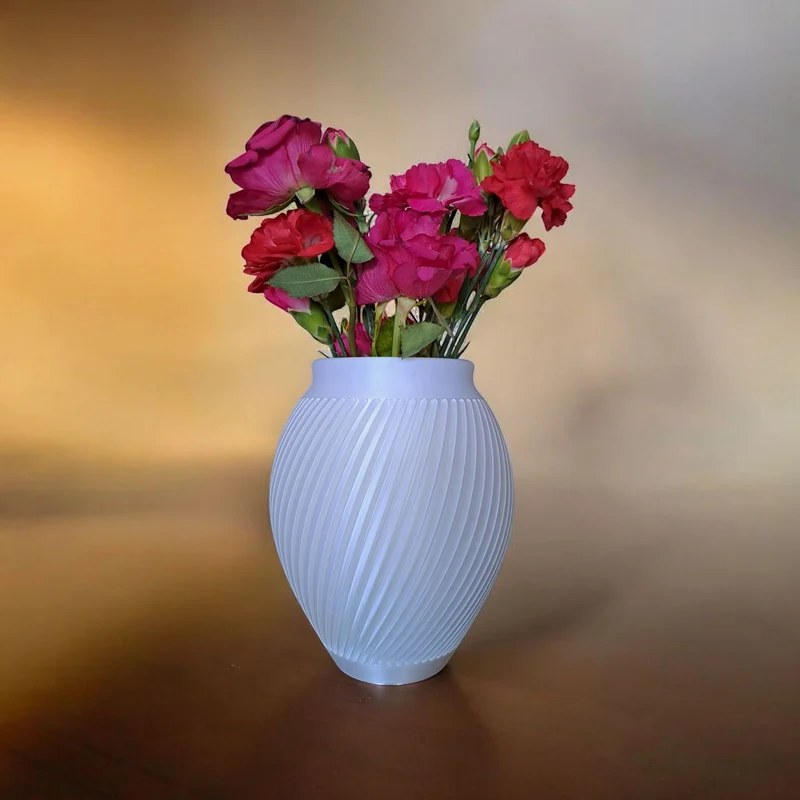 Vase blanche moderne au design cannelé