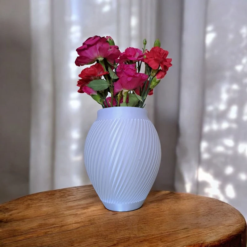 Vase blanche moderne au design cannelé