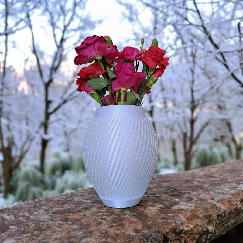 Vase blanche moderne au design cannelé