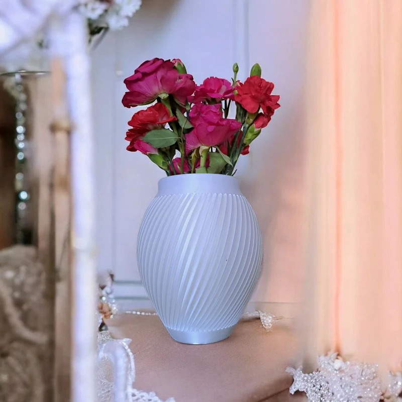 Vase blanche moderne au design cannelé