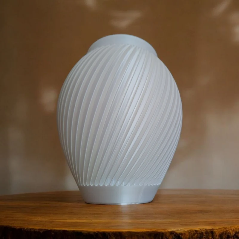 Vase blanche moderne au design cannelé