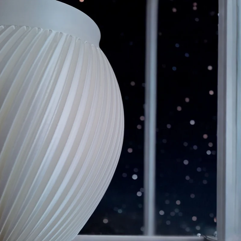 Vase blanche moderne au design cannelé