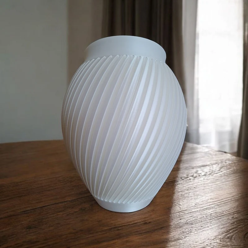 Vase blanche moderne au design cannelé