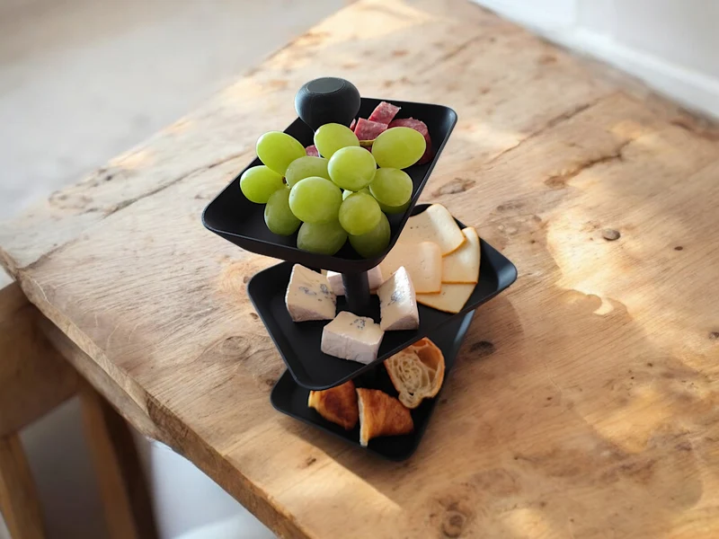 Présentoir à trois niveaux pour snacks