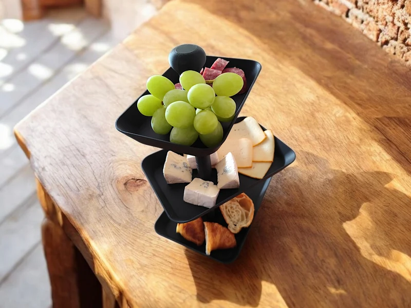 Présentoir à trois niveaux pour snacks